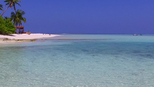 热带海滨海滩被蓝海和沙滩附近的白沙土背景打破的浪漫视频