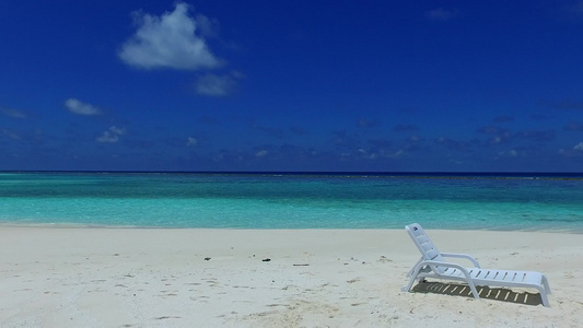 田园诗般的海景海滩之旅的浪漫海景阳光下的蓝海和白沙视频