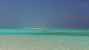 夏季风景以海平面蓝海和阳光下白色沙滩背景为特色旅游13秒视频