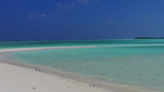 蓝色海和接近冲浪的白色沙滩背景放松旅游海滩假日的抽象视频