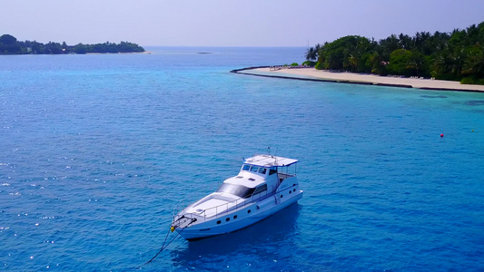 清晨后蓝水和白色沙子背景的蓝水紧紧绕着宁静的海浪旅行视频