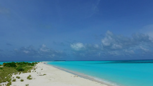 透明的大海和沙洲附近明亮的沙地背景对美丽的旅游海滩11秒视频