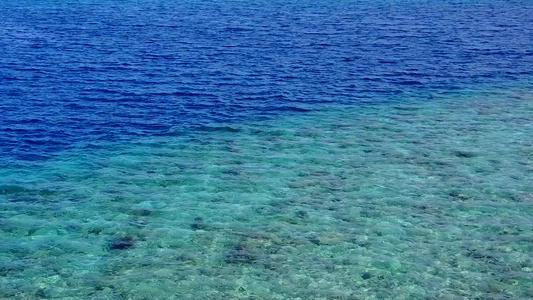 热带海滨海滩的夏季旅行从浅海出发在冲浪附近有白色沙子视频