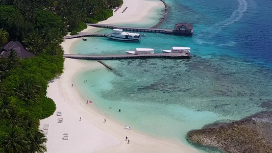 蓝色环礁湖和沙滩附近的白沙本背景的美丽海岸海滩度假视频