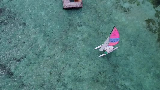 蓝色环礁湖和冲浪附近浅沙背景的完美度假度假胜地海滩视频