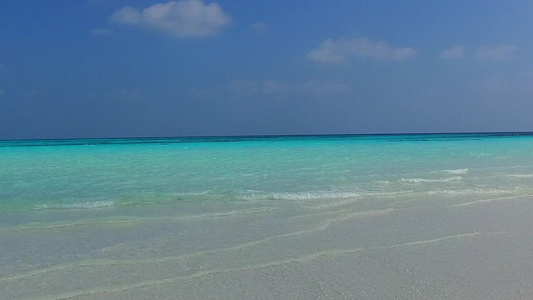 阳光下白色沙滩背景的蓝绿色海洋豪华海岸海滩之旅的空旷视频