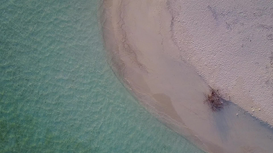 在沙巴附近有白色沙滩背景的蓝海中放松环礁湖海滩假日视频