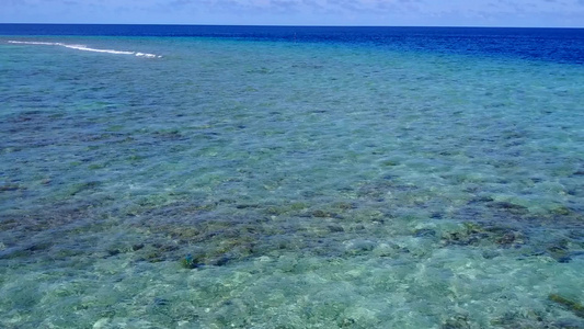 在阳光下有白色沙滩背景的蓝海中享受奢华豪华旅游海滩视频