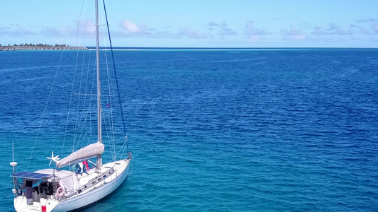 天堂岛海滩航行的海蓝海和靠近珊瑚礁的白沙背景海岸天天视频