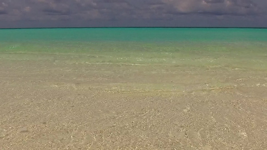 在度假胜地附近有白色沙子背景的海滨水蓝色海洋静静的视频