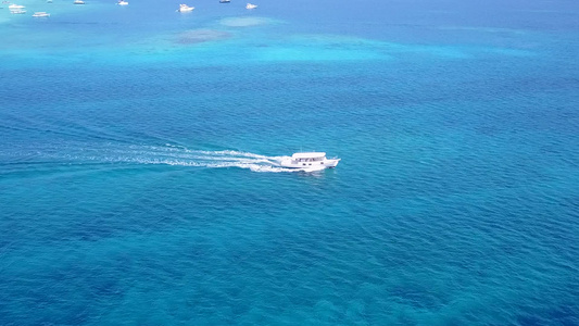 白沙本背景在珊瑚礁附近的蓝海和蓝海的美丽旅游海滩度假视频