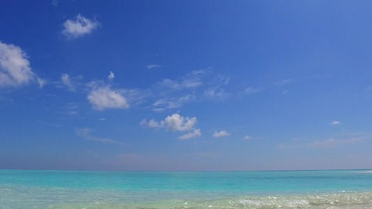 靠近波浪的白沙背景蓝海热带海岸海滩生活方式的温暖质感视频