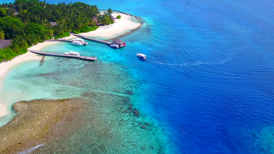 阳光明媚的天堂海滨海滩旅行蓝水和棕榈附近的清洁沙滩视频