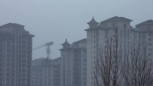 冬季雪中停工烂尾的建筑物视频