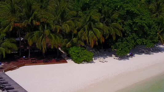 美丽的海岸海滩的浪漫纹理在蓝海中断裂在冲浪附近有明亮视频