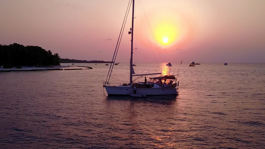 天堂湾海滩的浪漫风景在日出后由蓝水航行白沙背景为白色视频