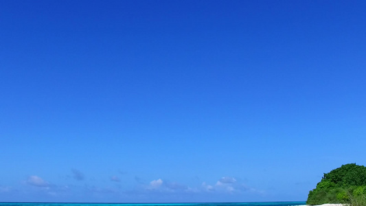 棕榈附近白沙底蓝绿水航行的海洋环礁湖海滩清空风景视频