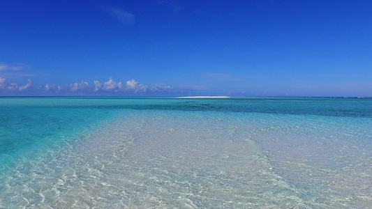 美丽的环礁湖海滩度假的空空旅行阳光下清澈的海洋和白色视频