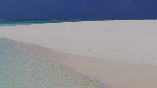 阳光明媚的海滨海滩由蓝海和阳光下白沙背景的蓝海旅行视频