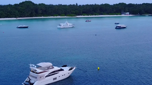 蓝环礁珊瑚礁附近有清洁沙土背景的蓝环礁对天堂岛海滩视频