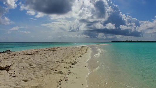 光环礁湖和白沙背景在海浪附近进行完美海岸海滩冒险的视频