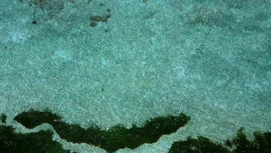 蓝海和珊瑚礁附近白沙地背景的海洋海岸线海滩度假空空空视频
