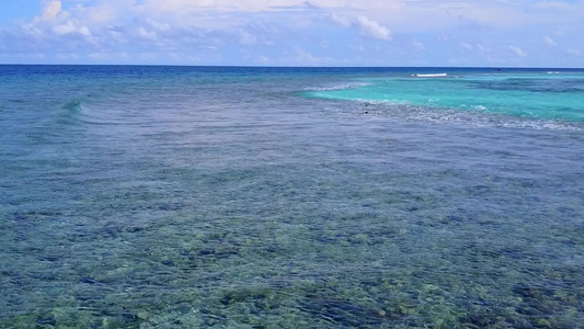 棕榈附近有白沙底背景的蓝色海蓝海海洋旅游海滩假日的视频