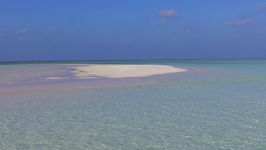 在沙洲附近有干净的沙质背景的蓝海热带海岸线海滩之旅视频