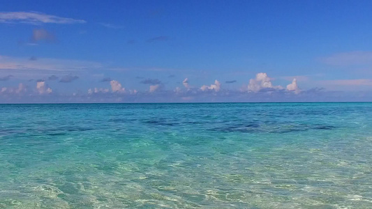 蓝色海洋和沙巴附近白沙滩背景的完美海湾海滩之夏夏季视频