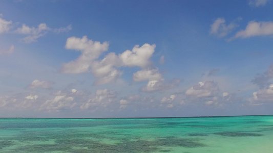 棕榈附近蓝海白沙背景的热带海湾海滩生活方式夏季景观视频