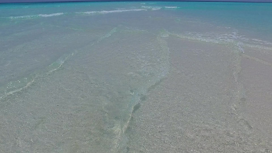 以沙巴附近清澈的环礁湖和白色沙滩背景进行的最佳度假胜地视频