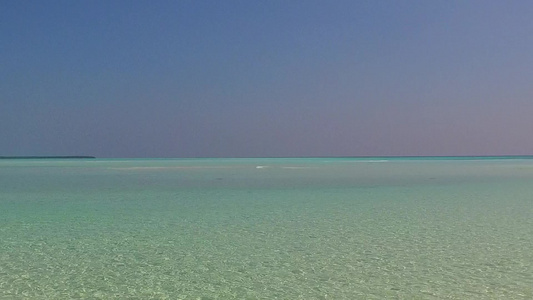 在沙巴附近白沙滩背景的清海中进行豪华旅游海滩冒险的视频