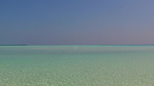 在沙巴附近白沙滩背景的清海中进行豪华旅游海滩冒险的12秒视频