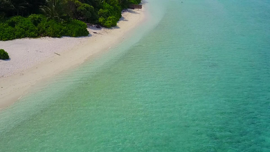 阳光明媚的豪华海岸风景海边海滩被绿绿海打破珊瑚礁附近视频