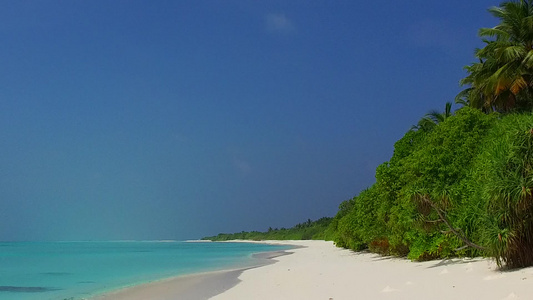 阳光明媚的热带环礁湖海滩天空由海浪附近的白沙背景水蓝水视频