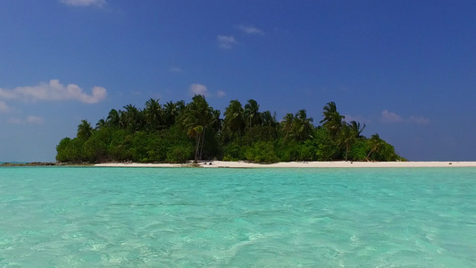 在礁石附近有干净的沙滩背景的蓝色海洋中宁静的度假海滩视频