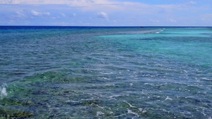 在海面附近有白色沙沙底背景的蓝海中享受平静的海岸线10秒视频