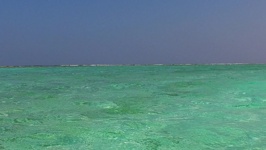 棕榈附近浅海和白沙背景的美丽环礁湖海滩旅程的阳光明媚视频