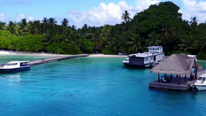 珊瑚礁附近蓝水礁湖和白沙背景的海滨探险海洋观视近距离12秒视频