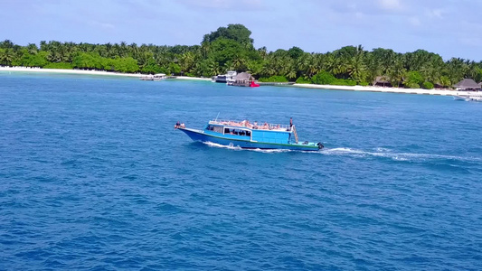 异国情调的度假海滩度假的夏日天空浅水和靠近波浪的白沙视频