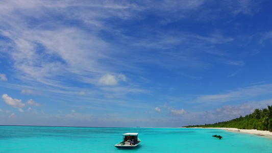 清澈的海洋和靠近冲浪的白色沙滩背景的美丽度假海滩之旅视频