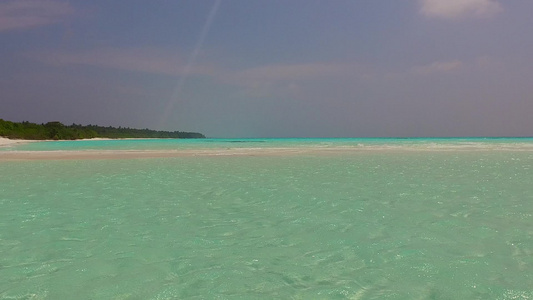 蓝色水和接近冲浪的白色沙滩背景热带岸边海滩时间空空视频