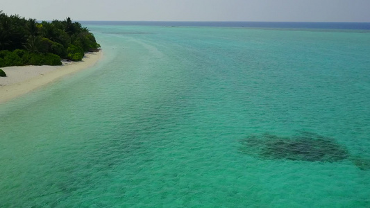 蔚蓝的大海和沙洲附近的白色沙滩背景宁静的海岸线海滩视频