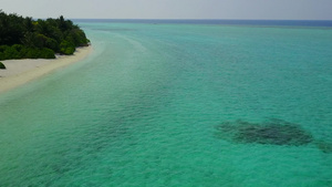 蔚蓝的大海和沙洲附近的白色沙滩背景宁静的海岸线海滩15秒视频