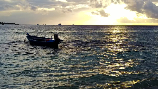 阳光明媚的完美海湾海滩旅行由蓝海出行日光下有白色沙子视频