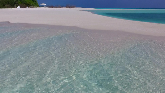 棕榈附近蓝绿色环礁湖和白沙本背景的海滨海滩度假景色视频