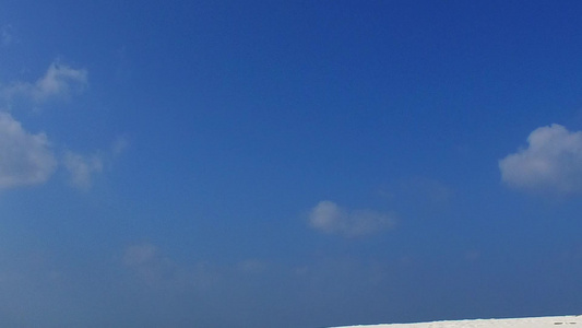 沙洲附近蓝绿水和白沙背景的天堂海滨海滩之旅日间全景视频