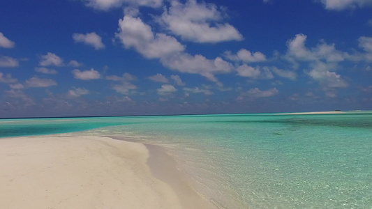 海浪附近白沙背景蓝绿色泻湖海洋海景海滩生活方式的广角视频