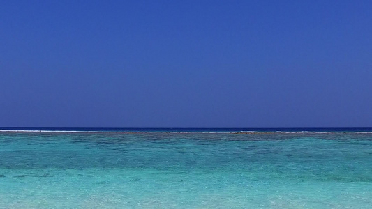 蓝色环礁湖和接近冲浪的白色沙滩背景所呈现的伊德利克湾视频