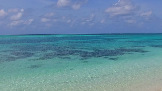 蓝色绿色水和接近冲浪的白色沙子背景的美丽海湾海滩之行视频